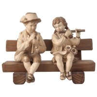 Flötenspieler und Querflötenspielerin auf Bank