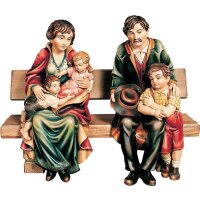 Familie auf Bank mit drei Kinder
